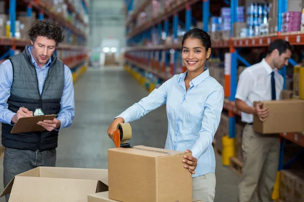 Warehouse workers preparing shipment — Stockfoto