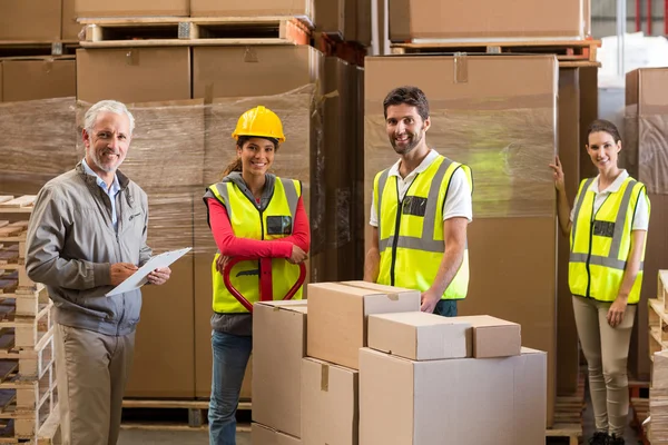 Gerente de almacén y trabajadores que preparan el envío — Foto de Stock