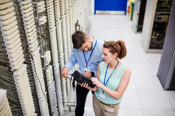 Technici die met behulp van digitale kabel analyzer — Stockfoto