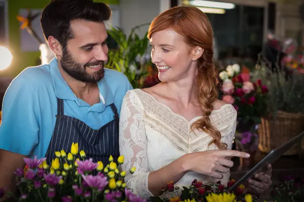 Casal usando tablet digital — Fotografia de Stock