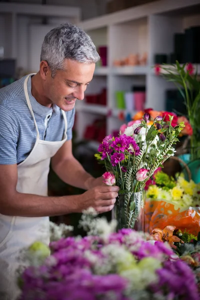 Florist preparing flower bouquet — Stock Photo, Image