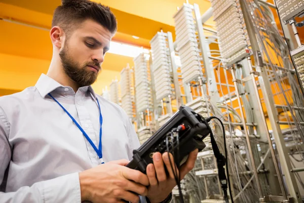 Tecnico che utilizza l'analizzatore digitale via cavo — Foto Stock