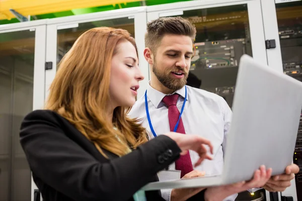 Tecnici discutendo sopra il computer portatile — Foto Stock