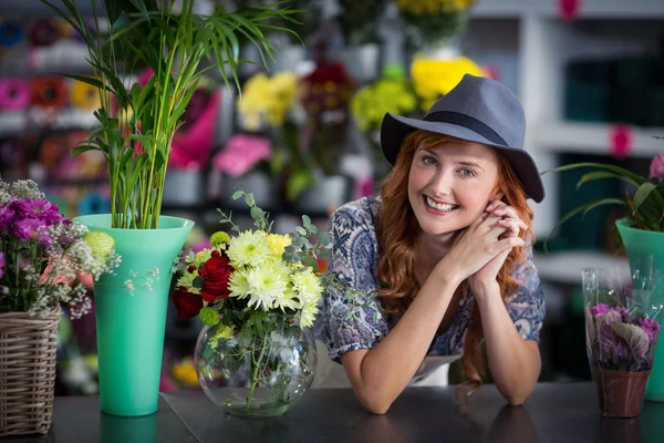 Florist leaning in flower shop — ストック写真