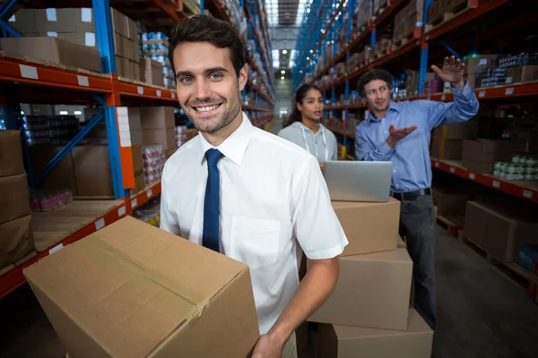 Warehouse manager carrying box — Φωτογραφία Αρχείου