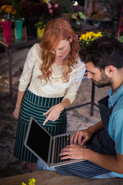 Casal usando laptop juntos — Fotografia de Stock