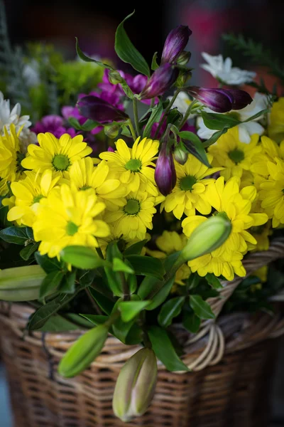 Flores en cesta en tienda — Foto de Stock