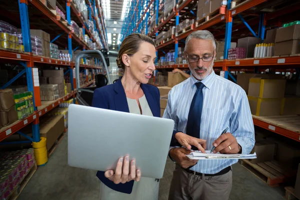 Gerente de almacén y cliente interactuando — Foto de Stock