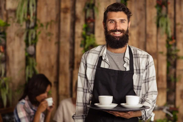 Camarero sosteniendo tazas de café en bandeja — Foto de Stock