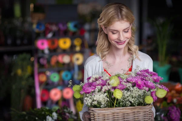 Floristería con cesta de flores —  Fotos de Stock
