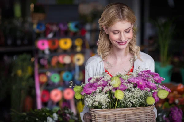 Fleuriste tenant panier de fleurs — Photo