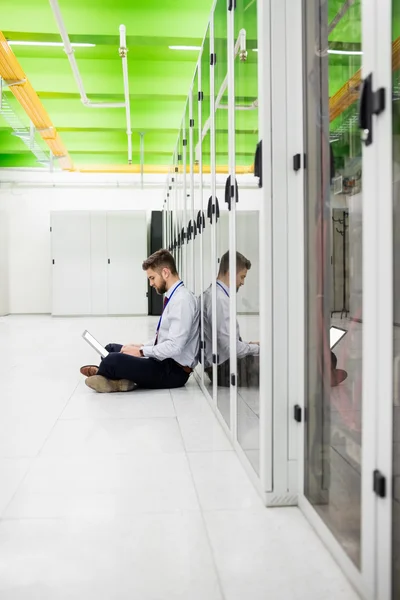 Technician using laptop — Stock Photo, Image