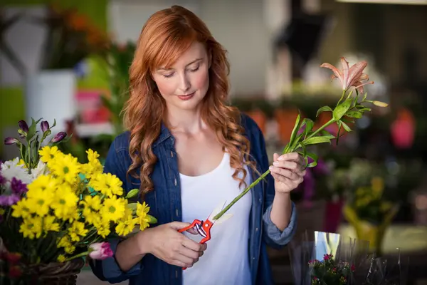Blumenhändler bereitet Blumenstrauß vor — Stockfoto