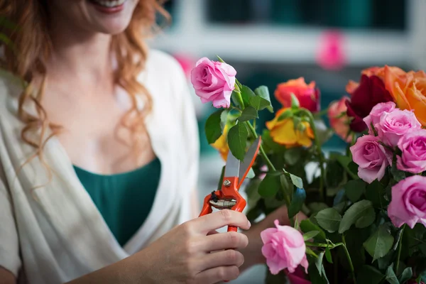 Florista preparar buquê de flores — Fotografia de Stock