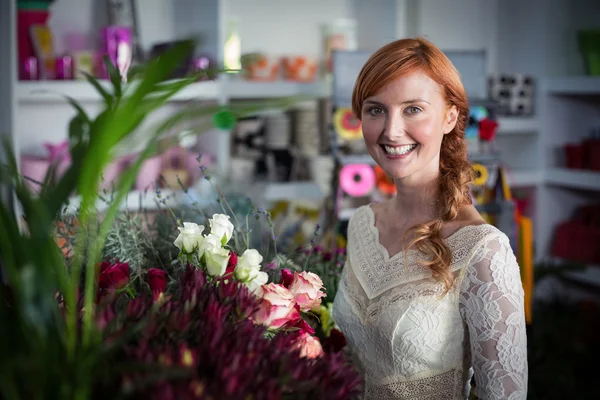 Florista de pé e sorrindo — Fotografia de Stock