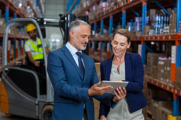 Gerente de almacén y cliente discutiendo sobre tableta — Foto de Stock