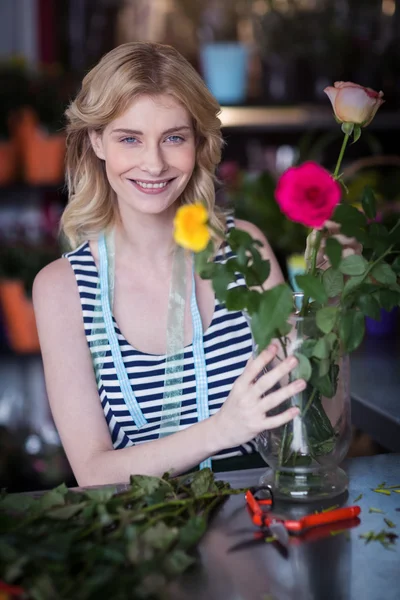 Floristería arreglando ramo de flores en florero —  Fotos de Stock