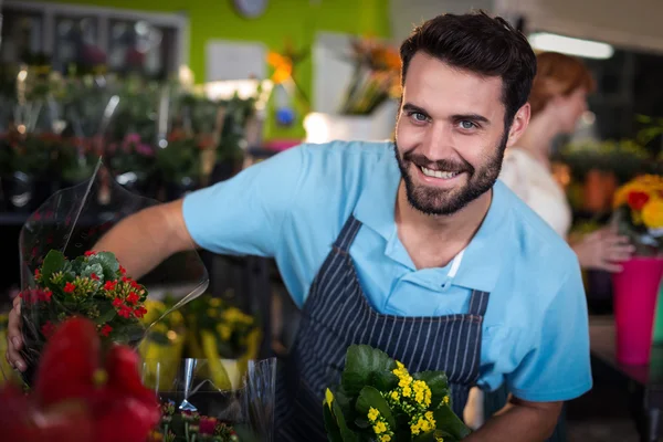 Florist arranging flower bouquet — ストック写真