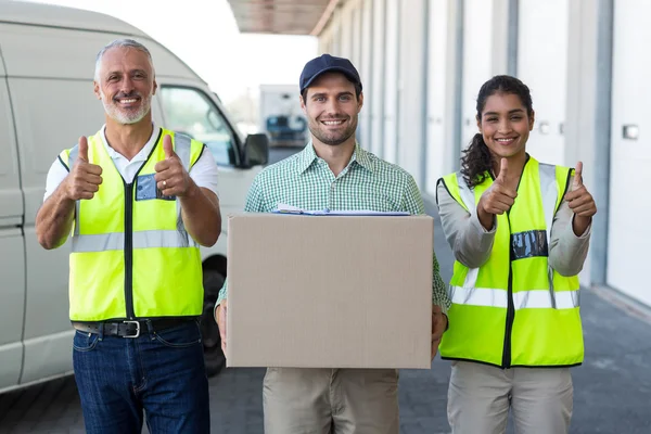 Trabajador de almacén y repartidor de pie juntos — Foto de Stock