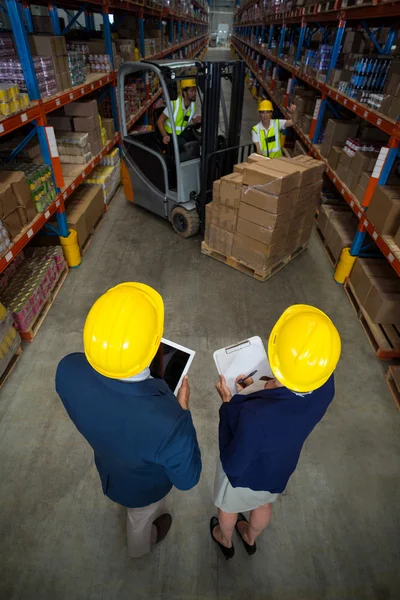 Magazijnbeheerder en client permanent — Stockfoto