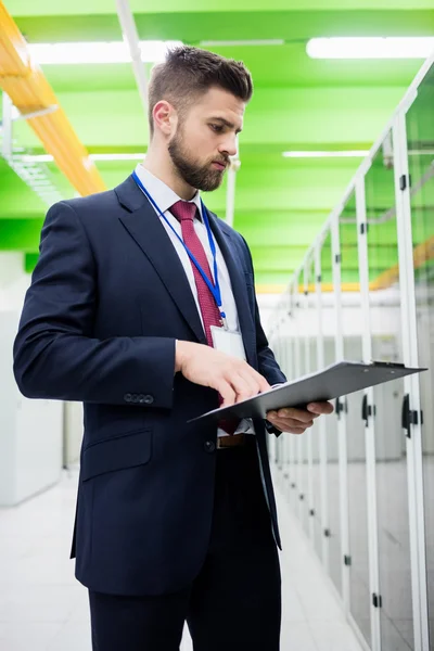 Technicus kijken naar Klembord — Stockfoto