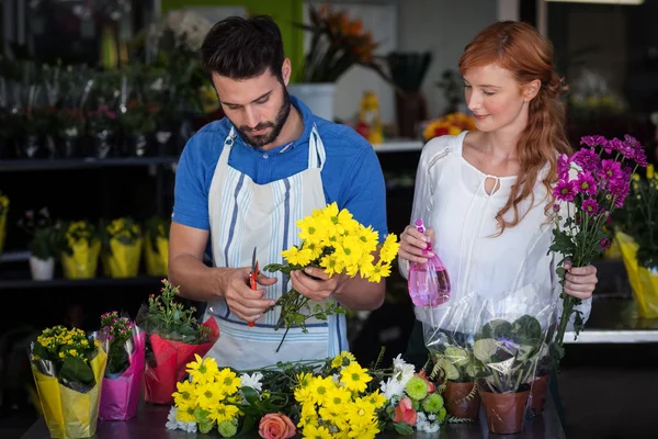 Par förbereder blombukett — Stockfoto