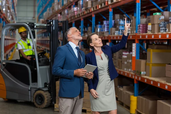 Warehouse manager and client interacting — Stock Photo, Image