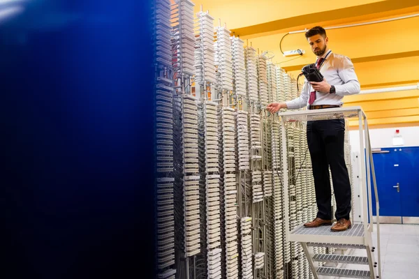 Tecnico che utilizza l'analizzatore digitale via cavo — Foto Stock