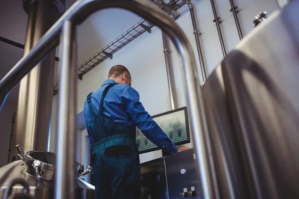 Fabricante usando o computador na cervejaria — Fotografia de Stock