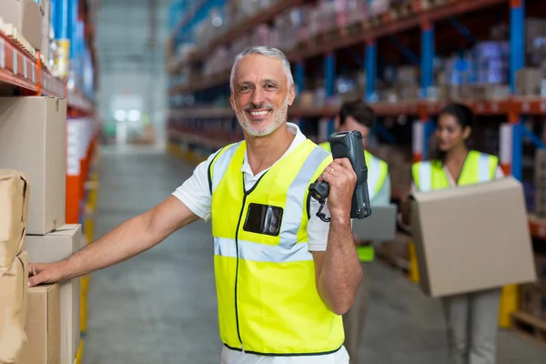 Warehouse worker scanning box — Stock Photo, Image