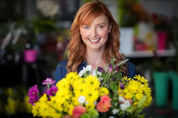 Florista de pie y sonriendo —  Fotos de Stock