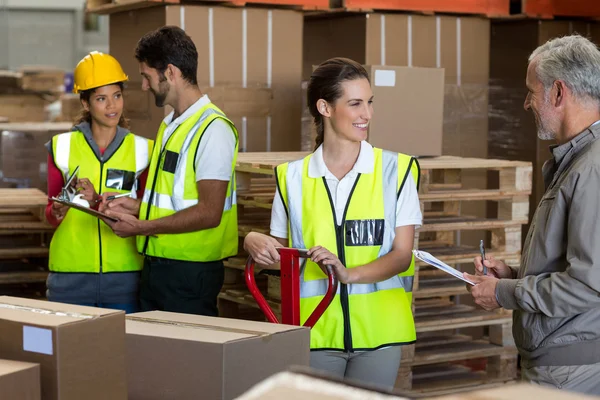 Gerente de almacén y trabajadores que preparan el envío — Foto de Stock