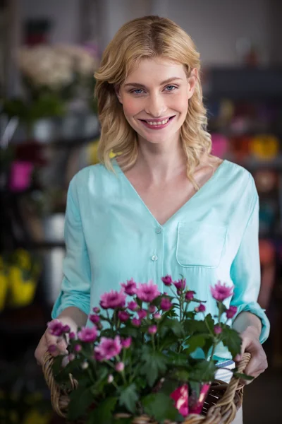 Floristería con cesta de flores —  Fotos de Stock