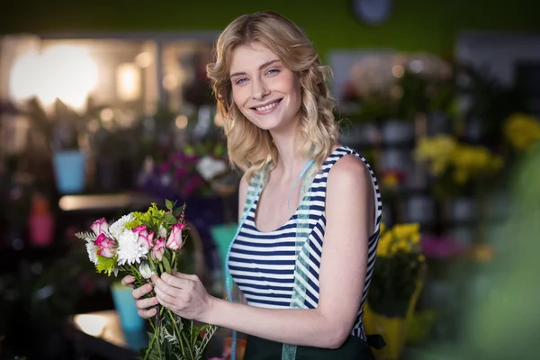 Vrouwelijke bloemist bedrijf bos bloemen — Stockfoto