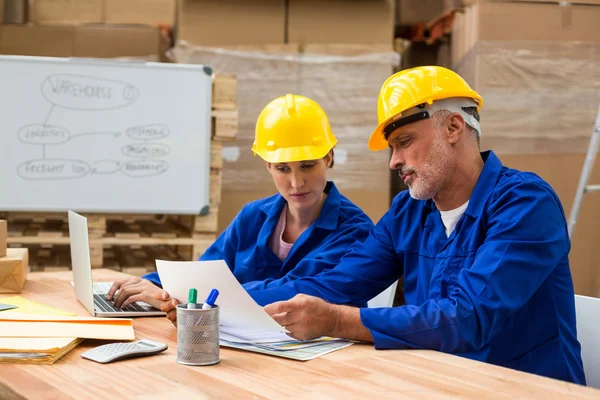 Lavoratori di magazzino discutono tra loro — Foto Stock