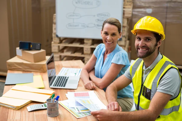 Lagerleiter und Arbeiter lächeln im Lager — Stockfoto