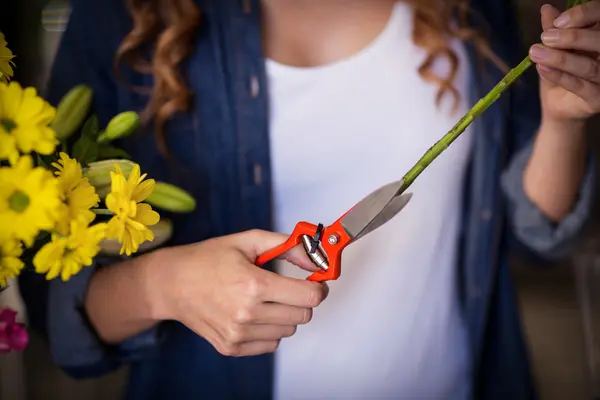 Blumenhändler bereitet Blumenstrauß vor — Stockfoto