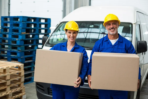 Delivery workers carrying cardboard boxes — Stock Photo, Image