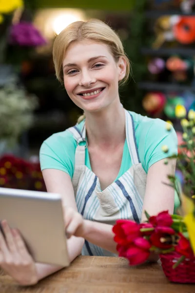 Florist mit Tablette im Blumenladen — Stockfoto