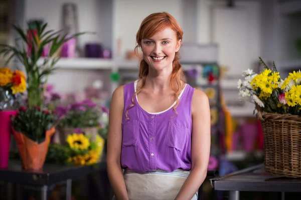 Florist smiling in the shop — Stock fotografie