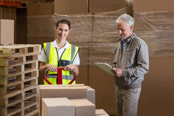 Magazijnbeheerder en werknemer verzending voorbereiden — Stockfoto