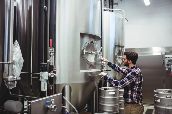 Mannelijke fabrikant werken bij brouwerij — Stockfoto