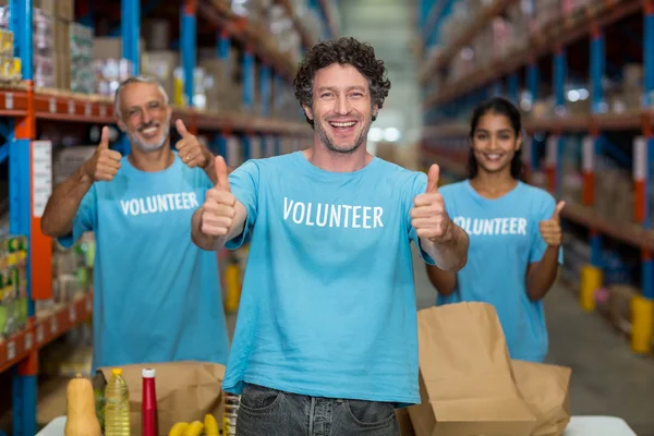 Vrijwilligers duimen opdagen — Stockfoto