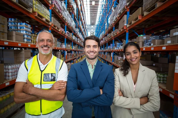 Warehouse team står med armarna korsade — Stockfoto