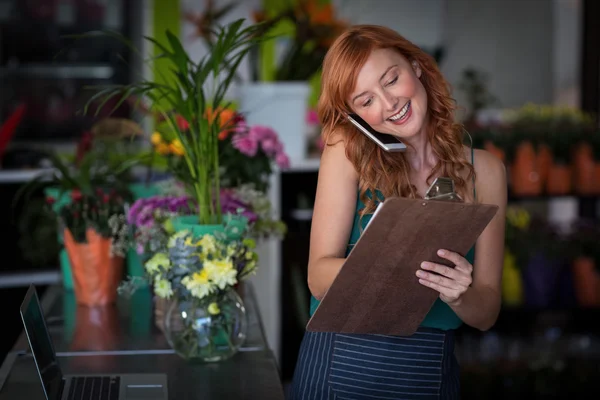 Florist med ordning på mobiltelefon — Stockfoto