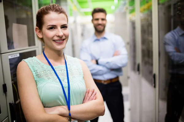 Technici permanent met gekruiste armen — Stockfoto