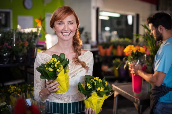 Woman holding flower bouquet — Stock Photo, Image