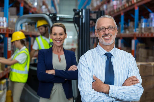 Lagerleiter und Kunde lächeln — Stockfoto