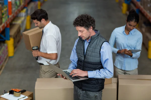 Equipo de almacén preparando el envío — Foto de Stock