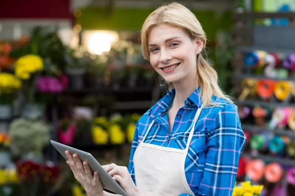 Florist mit digitalem Tablet — Stockfoto